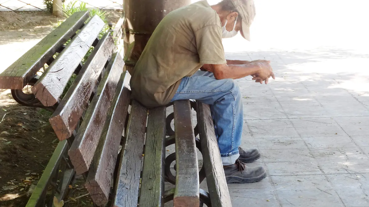 adultos mayores-cubrebocas-pobreza